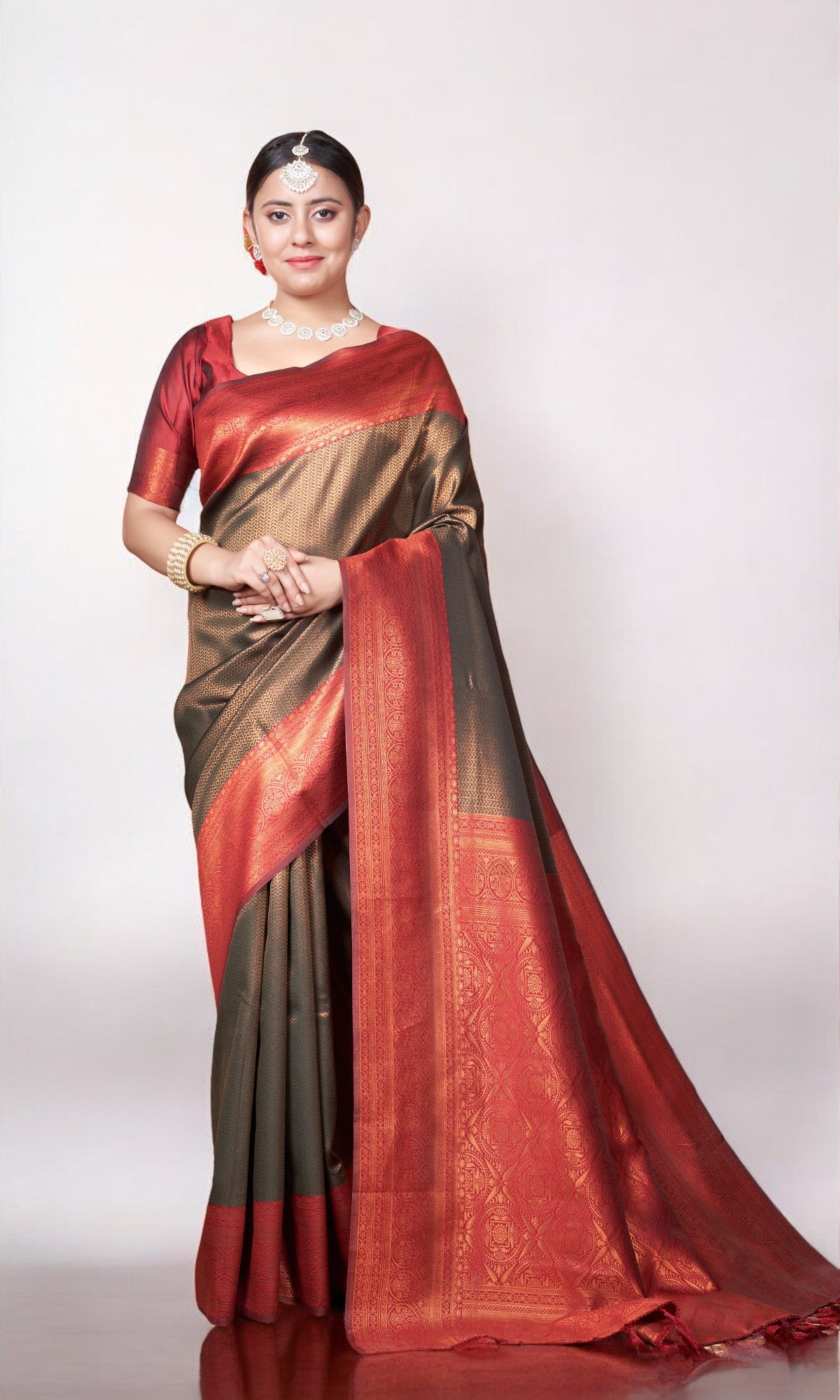 Emerald Green Kanjivaram Silk Saree With Zari Thread Artistry