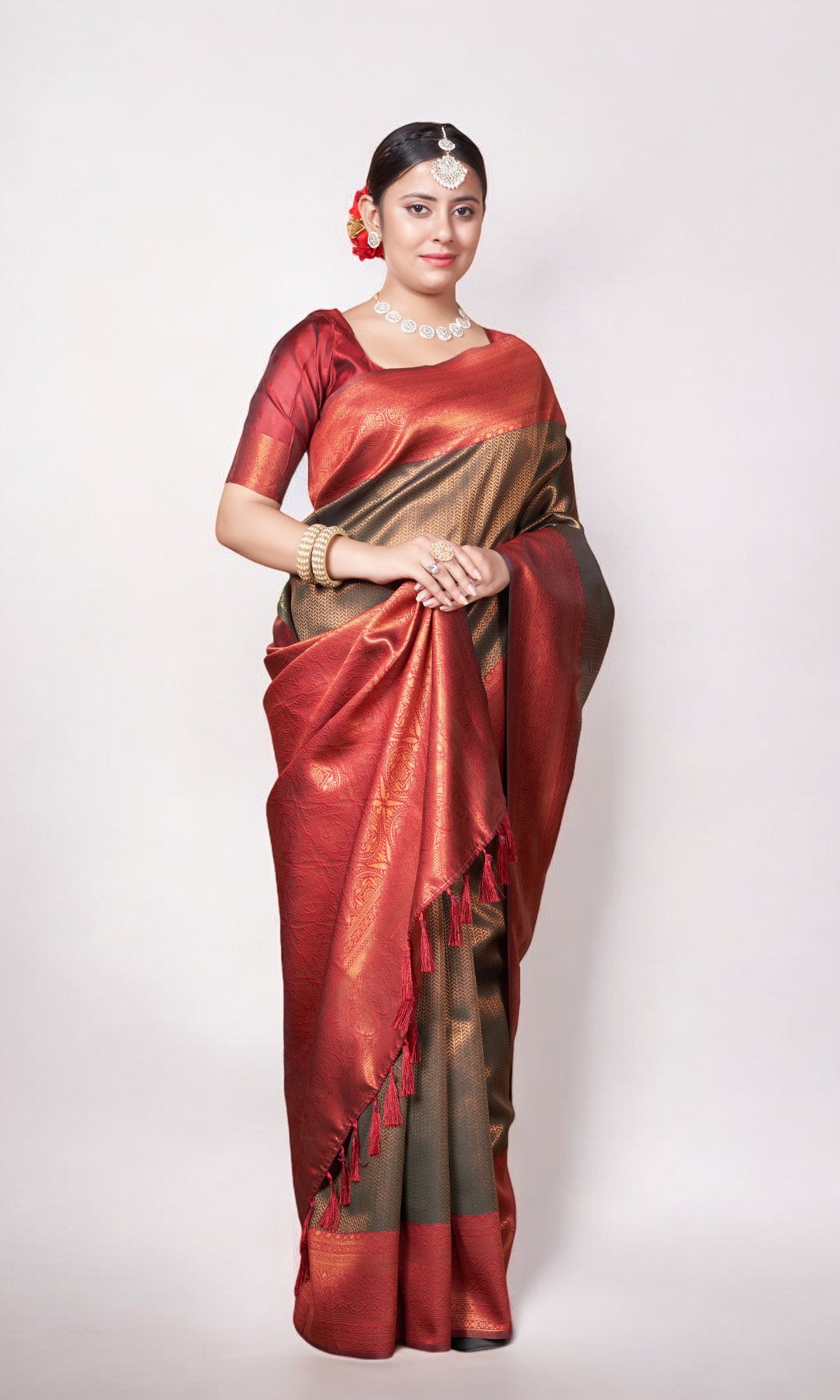 Emerald Green Kanjivaram Silk Saree With Zari Thread Artistry