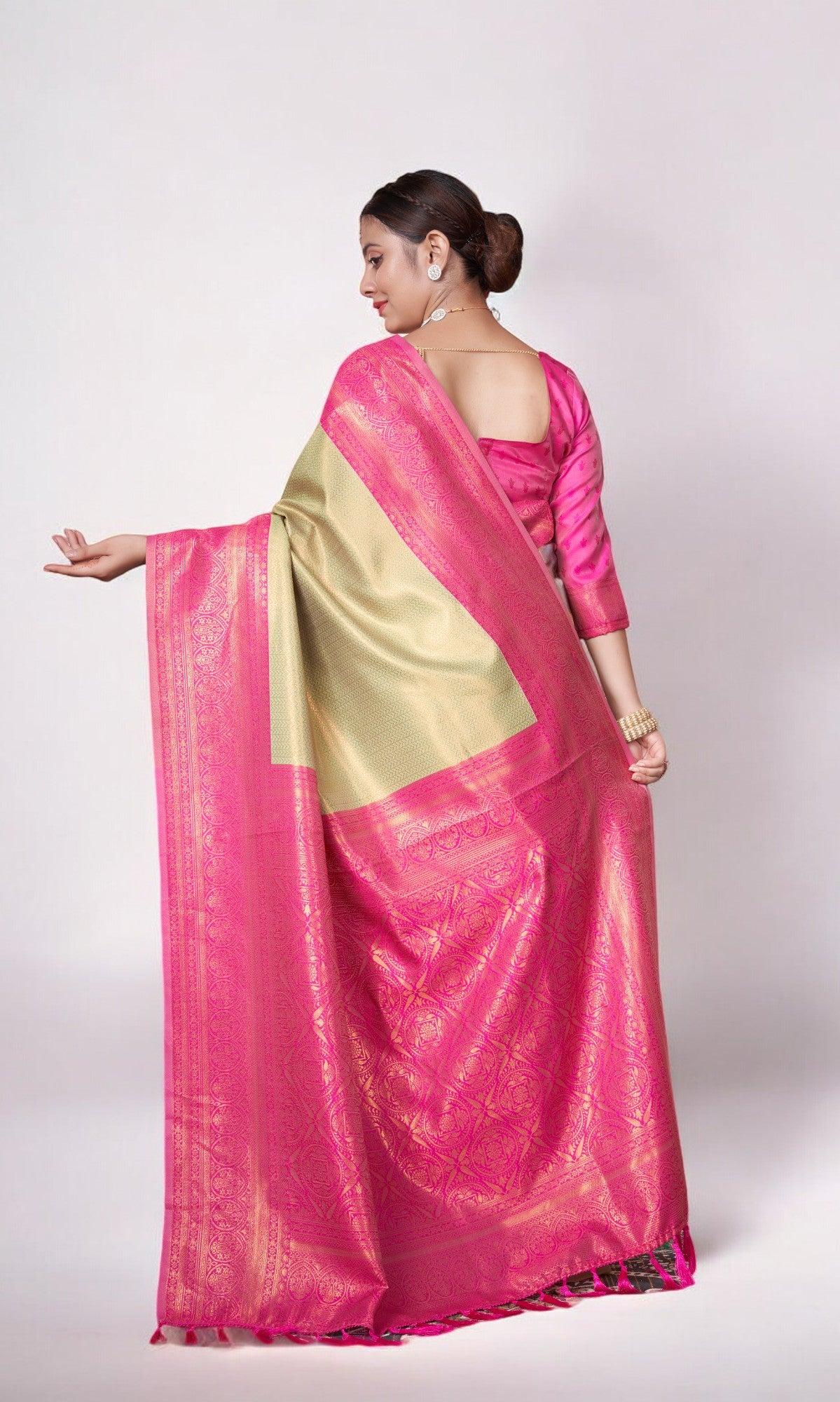 Green Silk Saree With Zari Thread Artistry