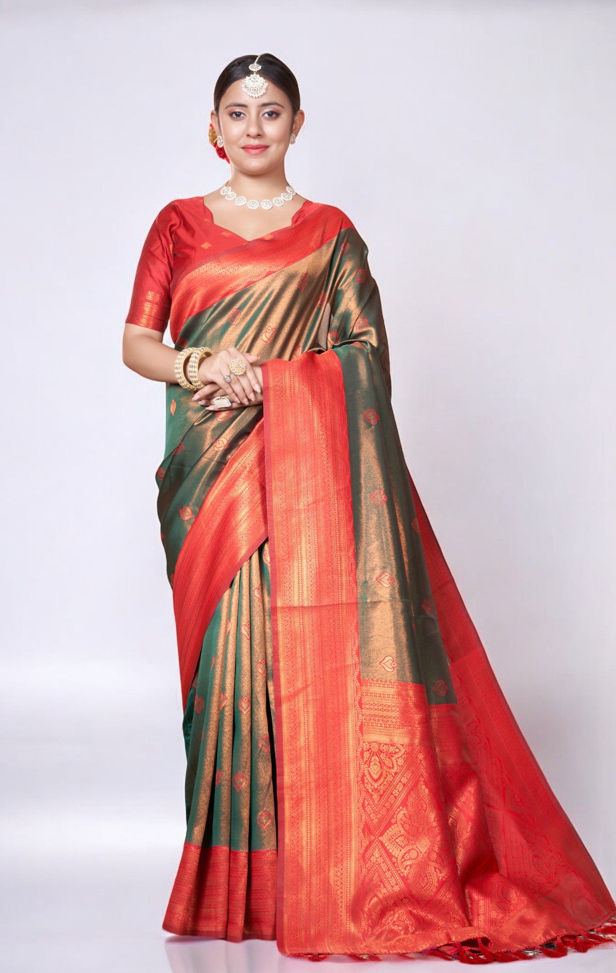 Dark Green Kanjivaram Silk Saree With Zari Thread Artistry