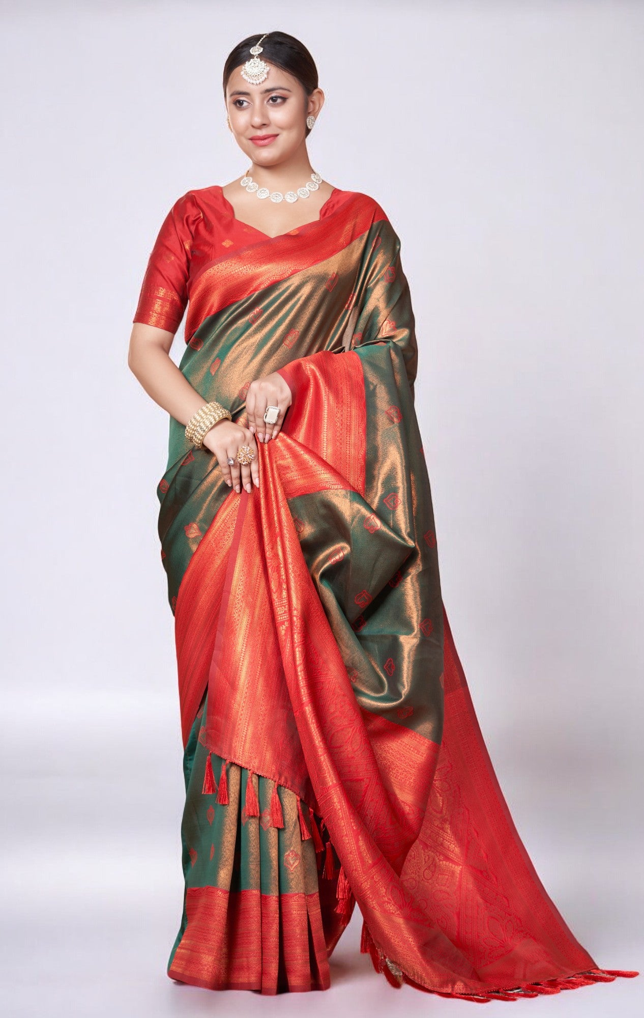 Dark Green Kanjivaram Silk Saree With Zari Thread Artistry