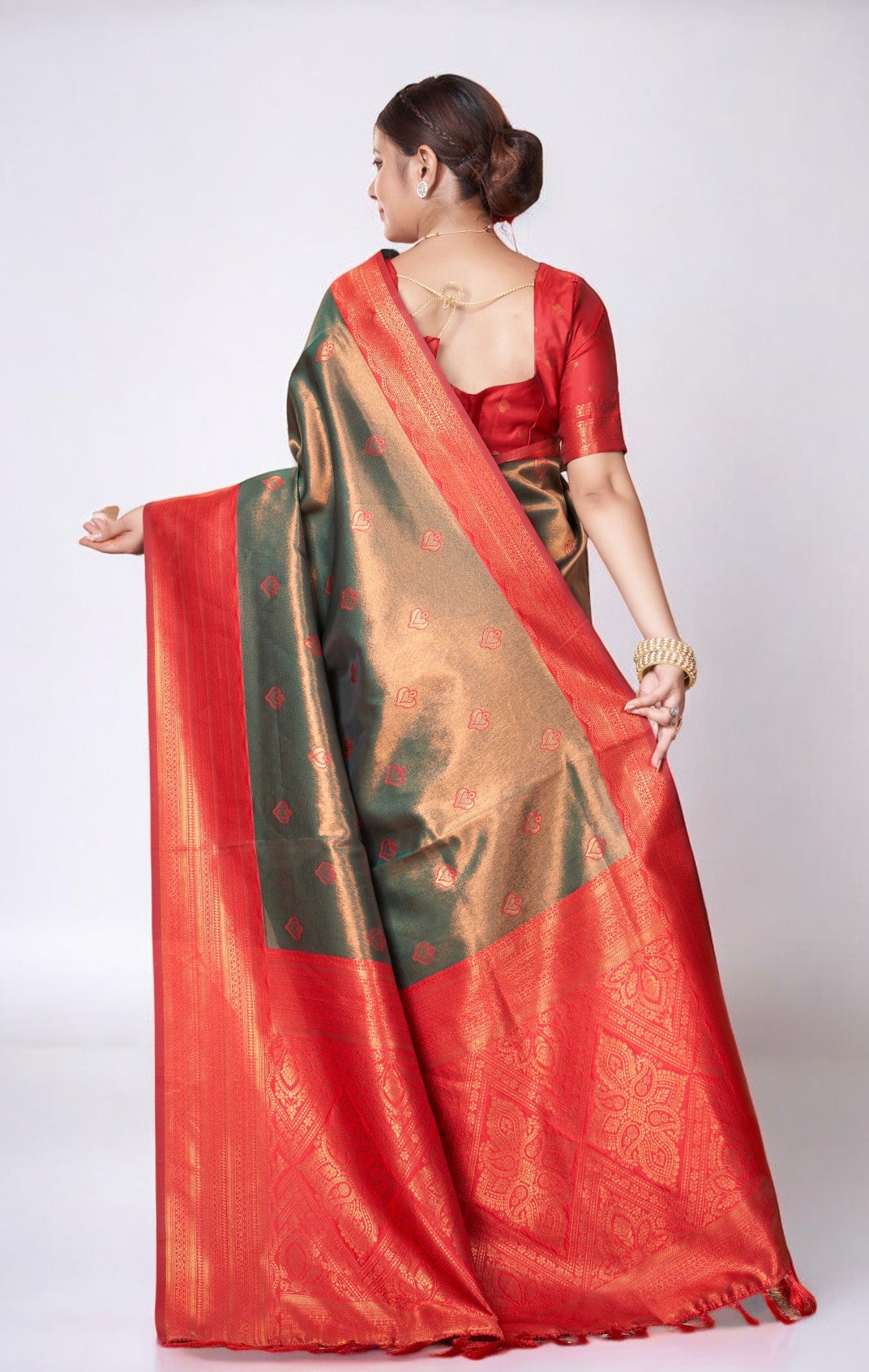 Dark Green Kanjivaram Silk Saree With Zari Thread Artistry