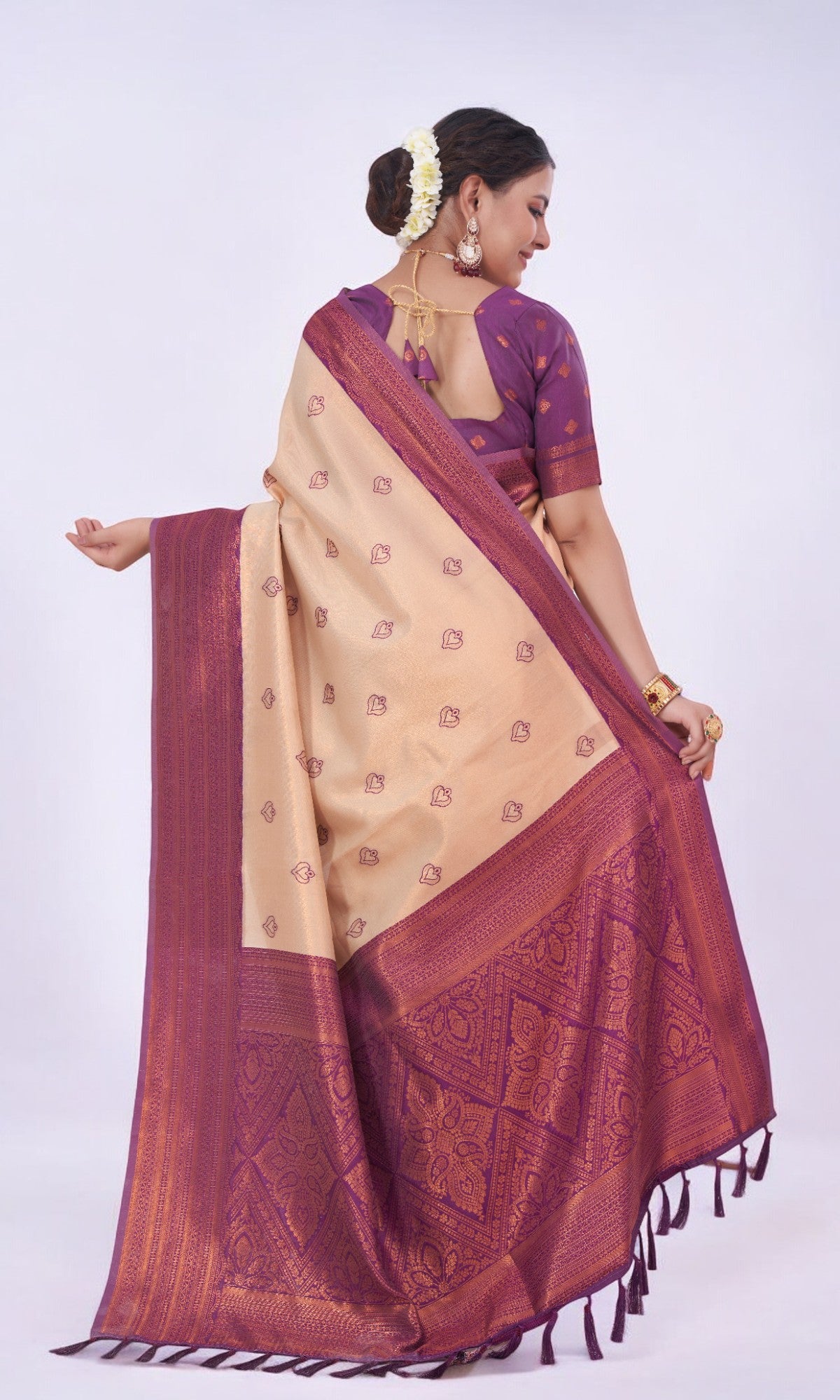 Ivory Silk Saree With Jari Work